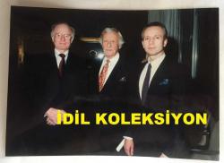 TÜRKİYE'DE İLAÇ SANAYİSİNİN KURUCULARINDAN MEHMET NEJAT FERİT ECZACIBAŞI'NIN ORİJİNAL FOTOĞRAFI - 18 x 13 cm EBADINDA - NEJAT ECZACIBAŞI KONUKLARIYLA BİRLİKTE HATIRA POZU VERİRKEN ÇEKİLMİŞ ÇOK NET KALİTEDE BİR FOTOĞRAF