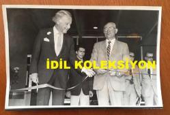 TÜRKİYE'DE İLAÇ SANAYİSİNİN KURUCULARINDAN MEHMET NEJAT FERİT ECZACIBAŞI'NIN ORİJİNAL FOTOĞRAFI - 18 x 12 cm EBADINDA - NEJAT ECZACIBAŞI, SOVYETLER BİRLİĞİ ANKARA BÜYÜKELÇİSİ VLADİMİR LAVROV'LA BİRLİKTE TÜRKİYE'DE AÇILAN İLK ''SOVYET SERGİSİ'' AÇILIŞINDA KURDELE KESERKEN ÇEKİLMİŞ BİR KARE, 7 TEMMUZ 1984
