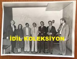TÜRKİYE'DE İLAÇ SANAYİSİNİN KURUCULARINDAN MEHMET NEJAT FERİT ECZACIBAŞI'NIN ORİJİNAL BÜYÜK BOY FOTOĞRAFI - 24 x 18 cm EBADINDA - LONDRA FESTİVAL BALESİ YÖNETİCİLERİ İSTANBUL'DA. İSTANBUL FESTİVALİ YÖNETİM KURULU BAŞKANI DR. NEJAT ECZACIBAŞI, ALİYE KURTULUŞ, TREVER MITCHELL, DAVID REES, ATİLLA MANİZADE ve CLIVE GOBBY TOPLUCA HATIRA POZU VERİRLERKEN ÇEKİLMİŞ BİR KARE. TEMMUZ 1982