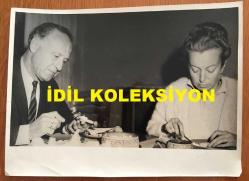 TÜRKİYE'DE İLAÇ SANAYİSİNİN KURUCULARINDAN MEHMET NEJAT FERİT ECZACIBAŞI'NIN ORİJİNAL BÜYÜK BOY 3'LÜ FOTOĞRAF SETİ - 24 x 18 cm EBADINDA - NEJAT ECZACIBAŞI EŞİ FATMA BEYHAN ECZACIBAŞI'YA BİRLİKTE BİR RESTORANDA KAHVALTI EDERKEN ÇEKİLMİŞ 3 ÖZEL KARE