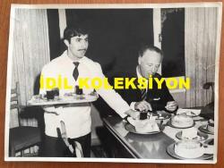 TÜRKİYE'DE İLAÇ SANAYİSİNİN KURUCULARINDAN MEHMET NEJAT FERİT ECZACIBAŞI'NIN ORİJİNAL BÜYÜK BOY 3'LÜ FOTOĞRAF SETİ - 24 x 18 cm EBADINDA - NEJAT ECZACIBAŞI EŞİ FATMA BEYHAN ECZACIBAŞI'YA BİRLİKTE BİR RESTORANDA KAHVALTI EDERKEN ÇEKİLMİŞ 3 ÖZEL KARE
