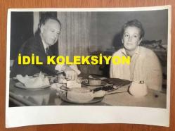 TÜRKİYE'DE İLAÇ SANAYİSİNİN KURUCULARINDAN MEHMET NEJAT FERİT ECZACIBAŞI'NIN ORİJİNAL BÜYÜK BOY 3'LÜ FOTOĞRAF SETİ - 24 x 18 cm EBADINDA - NEJAT ECZACIBAŞI EŞİ FATMA BEYHAN ECZACIBAŞI'YA BİRLİKTE BİR RESTORANDA KAHVALTI EDERKEN ÇEKİLMİŞ 3 ÖZEL KARE