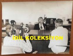 TÜRKİYE'DE İLAÇ SANAYİSİNİN KURUCULARINDAN MEHMET NEJAT FERİT ECZACIBAŞI'NIN ORİJİNAL BÜYÜK BOY FOTOĞRAFI - 24 x 18 cm EBADINDA - NEJAT ECZACIBAŞI ÇALIŞMA MASASINDA RÖPORTAJ VERİRKEN ÇEKİLMİŞ BİR KARE