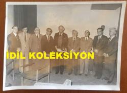 TÜRKİYE'DE İLAÇ SANAYİSİNİN KURUCULARINDAN MEHMET NEJAT FERİT ECZACIBAŞI'NIN ORİJİNAL BÜYÜK BOY FOTOĞRAFI - 24 x 18 cm EBADINDA - NEJAT ECZACIBAŞI, TÜRKİYE KİMYA DERNEĞİ YÖNETİM KURULU ÜYELERİ ZEYYAT GÜNTER, SEYFİ SÜDOR, TURHAN ÖZALP, ERDEM TARGUL, DR. ARGUN DAĞCIOĞLU, METİN ULUSOY ve ÖMER FARUK DEMİRAY İLE TOPLUCA HATIRA POZU VERİRKEN ÇEKİLMİŞ BİR KARE