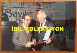 TÜRKİYE'DE İLAÇ SANAYİSİNİN KURUCULARINDAN MEHMET NEJAT FERİT ECZACIBAŞI'NIN ORİJİNAL FOTOĞRAFI - 18 x 12 cm EBADINDA - NEJAT ECZACIBAŞI, İPEK KAĞIT'IN GAZİANTEP BAYİSİ ADİL ERTURHAN'A ''10. YILINI DOLDURAN BAŞARILI BAYİ'' PLAKETİNİ VERİRKEN ÇEKİLMİŞ BİR KARE