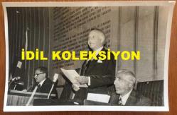 TÜRKİYE'DE İLAÇ SANAYİSİNİN KURUCULARINDAN MEHMET NEJAT FERİT ECZACIBAŞI'NIN ORİJİNAL FOTOĞRAFI - 18 x 12 cm EBADINDA - NEJAT ECZACIBAŞI BİR KONFERANSTA KONUŞMA YAPARKEN ÇEKİLMİŞ BİR KARE
