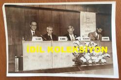TÜRKİYE'DE İLAÇ SANAYİSİNİN KURUCULARINDAN MEHMET NEJAT FERİT ECZACIBAŞI'NIN ORİJİNAL FOTOĞRAFI - 18 x 12 cm EBADINDA - NEJAT ECZACIBAŞI KATILDIĞI BİR KONFERANSTA, CEM BOYBER, A.S AKAT ve N. UMAN İLE AYNI KAREDE