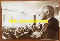 TÜRKİYE'DE İLAÇ SANAYİSİNİN KURUCULARINDAN MEHMET NEJAT FERİT ECZACIBAŞI'NIN ORİJİNAL FOTOĞRAFI - 18 x 12 cm EBADINDA - NEJAT ECZACIBAŞI, TÜRKİYE KİMYA İŞVERENLERİ SENDİKASININ 8. GENEL KURULUNDA KONUŞMA YAPARKEN ÇEKİLMİİŞ BİR KARE
