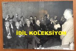 TÜRKİYE'DE İLAÇ SANAYİSİNİN KURUCULARINDAN MEHMET NEJAT FERİT ECZACIBAŞI'NIN ORİJİNAL FOTOĞRAFI - 18 x 12 cm EBADINDA - NEJAT ECZACIBAŞI, TÜRKİYE İLAÇ ENDÜSTRİSİ İŞVERENLERİ SENDİKASININ 1979 YILI GENEL KURULU TOPLANTISINDA KONUŞMA YAPARKEN ÇEKİLMİİŞ BİR KARE