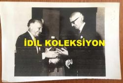 TÜRKİYE'DE İLAÇ SANAYİSİNİN KURUCULARINDAN MEHMET NEJAT FERİT ECZACIBAŞI'NIN ORİJİNAL FOTOĞRAFI - 18 x 12 cm EBADINDA - LA VALETTA, MALTA'DA DÜZENLENEN BİR TÖRENLE İÇLERİNDE TÜRK SERAMİK YAPIMCISI DR. NEJAT ECZACIBAŞI'NIN DA BULUNDUĞU AVRUPA'NIN BAŞARILI BEŞ SERAMİKÇİSİNE MALTA GENEL VALİSİ ANTHONY NAMO TARAFINDAN BAŞARI ARMAĞANI VERİLDİ. 1974