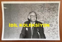 TÜRKİYE'DE İLAÇ SANAYİSİNİN KURUCULARINDAN MEHMET NEJAT FERİT ECZACIBAŞI'NIN ORİJİNAL FOTOĞRAFI - 18 x 12 cm EBADINDA - NEJAT ECZACIBAŞI KONUŞMA YAPARKEN ÇEKİLMİŞ BİR KARE, 21 KASIM 1982