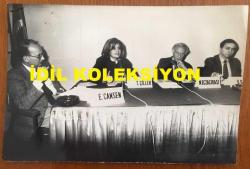 TÜRKİYE'DE İLAÇ SANAYİSİNİN KURUCULARINDAN MEHMET NEJAT FERİT ECZACIBAŞI'NIN ORİJİNAL FOTOĞRAFI - 18 x 12 cm EBADINDA - NEJAT ECZACIBAŞI, TANSU ÇİLLER, ÜZEYİR GARİH ve EGE CANSEN BİR SEMİNERDE KONUŞMA YAPARLARKEN ÇEKİLMİŞ BİR KARE