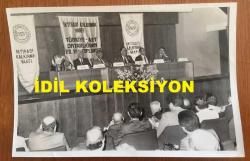 TÜRKİYE'DE İLAÇ SANAYİSİNİN KURUCULARINDAN MEHMET NEJAT FERİT ECZACIBAŞI'NIN ORİJİNAL FOTOĞRAFI - 18 x 12 cm EBADINDA - NEJAT ECZACIBAŞI, İKTİSADİ KALKINMA VAKFI, ORTAKPAZAR-TÜRKİYE İŞBİRLİĞİNİN 20. YILI TOPLANTISINDA