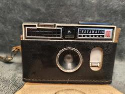 Kodak Instamatic 100 + orjin deri kılıfında: Fotoğrafçılık Tarihinden İkonik Bir Parça