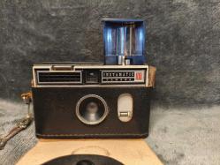 Kodak Instamatic 100 + orjin deri kılıfında: Fotoğrafçılık Tarihinden İkonik Bir Parça