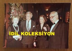 TÜRKİYE'DE İLAÇ SANAYİSİNİN KURUCULARINDAN MEHMET NEJAT FERİT ECZACIBAŞI'NIN ORİJİNAL FOTOĞRAFI - 18 x 13 cm EBADINDA - NEJAT ECZACIBAŞI BİR DAVETİYEDE EŞİ FATMA BEYHAN ECZACIBAŞI ve KONUKLARLA HATIRA POZU VERİRKEN ÇEKİLMİŞ BİR KARE
