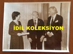 TÜRKİYE'DE İLAÇ SANAYİSİNİN KURUCULARINDAN MEHMET NEJAT FERİT ECZACIBAŞI'NIN ORİJİNAL BÜYÜK BOY FOTOĞRAFI - 24 x 18 cm EBADINDA - YÜKSEK KİMYA MÜHENDİSİ GÜNEY ÇİZMECİ, ECZACIBAŞI BİLİMSEL ARAŞTIRMA ve ÖDÜL FONU'NDAN ÖDÜL ALDIKTAN SONRA NEJAT ECZACIBAŞI'NA TEŞEKKÜR EDERKEN ÇEKİLMİŞ BİR KARE