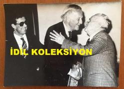 TÜRKİYE'DE İLAÇ SANAYİSİNİN KURUCULARINDAN MEHMET NEJAT FERİT ECZACIBAŞI'NIN ORİJİNAL BÜYÜK BOY FOTOĞRAFI - 22 x 16 cm EBADINDA - NEJAT ECZACIBAŞI, TÜRKİYE KİMYA DERNEĞİ BAŞKANI PROF. DR. ALİ RIZA BERKEM'DEN BERAT ve PLAKET ALIRKEN ÇEKİLMİŞ BİR KARE, 16 MART 1983