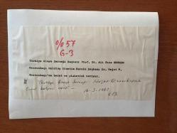TÜRKİYE'DE İLAÇ SANAYİSİNİN KURUCULARINDAN MEHMET NEJAT FERİT ECZACIBAŞI'NIN ORİJİNAL BÜYÜK BOY FOTOĞRAFI - 22 x 16 cm EBADINDA - NEJAT ECZACIBAŞI, TÜRKİYE KİMYA DERNEĞİ BAŞKANI PROF. DR. ALİ RIZA BERKEM'DEN BERAT ve PLAKET ALIRKEN ÇEKİLMİŞ BİR KARE, 16 MART 1983