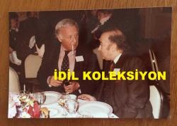 TÜRKİYE'DE İLAÇ SANAYİSİNİN KURUCULARINDAN MEHMET NEJAT FERİT ECZACIBAŞI'NIN ORİJİNAL 4'LÜ FOTOĞRAF SETİ - 15 x 10 cm EBADINDA - NEJAT ECZACIBAŞI BİR DAVETİYEDE ZİRAAT BANKASI MÜDÜRÜ METİN SELÇUK,YAPI KREDİ BANKASI NEW YORK TEMSİLCİSİ HALUK YÜCE, NEW YORK BÜYÜKELÇİSİ COŞKUN KIRCA (1993’lü yıllarda Türkiye Cumhuriyeti Dışişleri Bakanı olmuştur) İLE BİRLİKTE AYNI KARELERDE YER ALDIĞI 4 FARKLI FOTOĞRAF