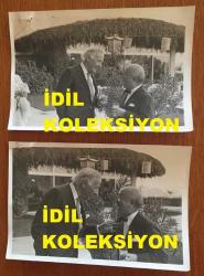 TÜRKİYE'DE İLAÇ SANAYİSİNİN KURUCULARINDAN MEHMET NEJAT FERİT ECZACIBAŞI'NIN ORİJİNAL 2'Lİ FOTOĞRAF SETİ - 18 x 12 cm EBADINDA - NEJAT ECZACIBAŞI, JAPON BAŞKONSOLOSU IWASAKI İLE SOHBET EDERKEN ÇEİLMİŞ 2 FARKLI KARE, 3 EKİM 1983