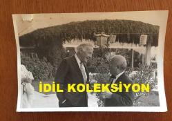 TÜRKİYE'DE İLAÇ SANAYİSİNİN KURUCULARINDAN MEHMET NEJAT FERİT ECZACIBAŞI'NIN ORİJİNAL 2'Lİ FOTOĞRAF SETİ - 18 x 12 cm EBADINDA - NEJAT ECZACIBAŞI, JAPON BAŞKONSOLOSU IWASAKI İLE SOHBET EDERKEN ÇEİLMİŞ 2 FARKLI KARE, 3 EKİM 1983