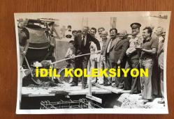 TÜRKİYE'DE İLAÇ SANAYİSİNİN KURUCULARINDAN MEHMET NEJAT FERİT ECZACIBAŞI'NIN ORİJİNAL 2'Lİ FOTOĞRAF SETİ - 18 x 12 cm EBADINDA - NEJAT ECZACIBAŞI, BOZÜYÜK'TE KURDURACAĞI YENİ ARMATÜR FABRİKASININ TEMEL ATMA TÖRENİNDE KURBAN KESTİRİRKEN ÇEKİLMİŞ 2 FARKLI KARE, 10 TEMMUZ 1980