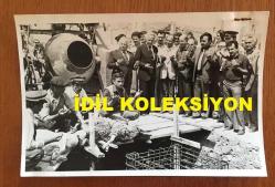 TÜRKİYE'DE İLAÇ SANAYİSİNİN KURUCULARINDAN MEHMET NEJAT FERİT ECZACIBAŞI'NIN ORİJİNAL 2'Lİ FOTOĞRAF SETİ - 18 x 12 cm EBADINDA - NEJAT ECZACIBAŞI, BOZÜYÜK'TE KURDURACAĞI YENİ ARMATÜR FABRİKASININ TEMEL ATMA TÖRENİNDE KURBAN KESTİRİRKEN ÇEKİLMİŞ 2 FARKLI KARE, 10 TEMMUZ 1980