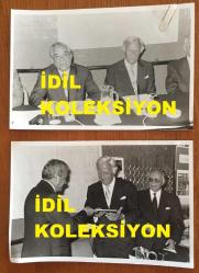 TÜRKİYE'DE İLAÇ SANAYİSİNİN KURUCULARINDAN MEHMET NEJAT FERİT ECZACIBAŞI'NIN ORİJİNAL 2'Lİ FOTOĞRAF SETİ - 18 x 12 cm EBADINDA - NEJAT ECZACIBAŞI BİR SEMİNERDE KATILIMCILARLA BİRLİKTE POZ VERİRKEN ÇEKİLMİŞ 2 FARKLI KARE