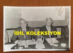TÜRKİYE'DE İLAÇ SANAYİSİNİN KURUCULARINDAN MEHMET NEJAT FERİT ECZACIBAŞI'NIN ORİJİNAL 2'Lİ FOTOĞRAF SETİ - 18 x 12 cm EBADINDA - NEJAT ECZACIBAŞI BİR SEMİNERDE KATILIMCILARLA BİRLİKTE POZ VERİRKEN ÇEKİLMİŞ 2 FARKLI KARE