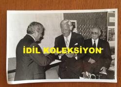 TÜRKİYE'DE İLAÇ SANAYİSİNİN KURUCULARINDAN MEHMET NEJAT FERİT ECZACIBAŞI'NIN ORİJİNAL 2'Lİ FOTOĞRAF SETİ - 18 x 12 cm EBADINDA - NEJAT ECZACIBAŞI BİR SEMİNERDE KATILIMCILARLA BİRLİKTE POZ VERİRKEN ÇEKİLMİŞ 2 FARKLI KARE