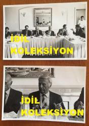 TÜRKİYE'DE İLAÇ SANAYİSİNİN KURUCULARINDAN MEHMET NEJAT FERİT ECZACIBAŞI'NIN ORİJİNAL 2'Lİ FOTOĞRAF SETİ - 18 x 12 cm EBADINDA - NEJAT ECZACIBAŞI DAVETİYEDE DAVETLİLERLE BİRLİKTE YEMEK YERKEN ÇEKİLMİŞ 2 FARKLI KARE