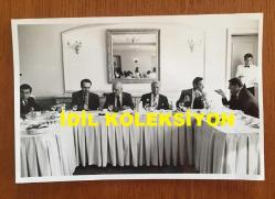 TÜRKİYE'DE İLAÇ SANAYİSİNİN KURUCULARINDAN MEHMET NEJAT FERİT ECZACIBAŞI'NIN ORİJİNAL 2'Lİ FOTOĞRAF SETİ - 18 x 12 cm EBADINDA - NEJAT ECZACIBAŞI DAVETİYEDE DAVETLİLERLE BİRLİKTE YEMEK YERKEN ÇEKİLMİŞ 2 FARKLI KARE