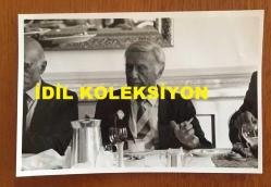 TÜRKİYE'DE İLAÇ SANAYİSİNİN KURUCULARINDAN MEHMET NEJAT FERİT ECZACIBAŞI'NIN ORİJİNAL 2'Lİ FOTOĞRAF SETİ - 18 x 12 cm EBADINDA - NEJAT ECZACIBAŞI DAVETİYEDE DAVETLİLERLE BİRLİKTE YEMEK YERKEN ÇEKİLMİŞ 2 FARKLI KARE