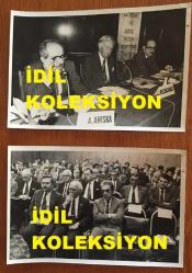 TÜRKİYE'DE İLAÇ SANAYİSİNİN KURUCULARINDAN MEHMET NEJAT FERİT ECZACIBAŞI'NIN ORİJİNAL 2'Lİ FOTOĞRAF SETİ - 18 x 12 cm EBADINDA - NEJAT ECZACIBAŞI, EKONOMİK ve SOSYAL ETÜDLER KONFERANS HEYETİNİN SHERATON OTELİ'NDE DÜZENLEDİĞİ TOPLANTIDA DR. ÖZTİN AKGÜÇ ve AYDIN AHISKA İLE AYNI KAREDE YER ALDIĞI ANLARDA ÇEKİLMİŞ 2 FARKLI FOTOĞRAF-İstanbul Büyükşehir Belediye Başkanı Bedrettin Dalan,Maliye Bakanı Vural Arıkan toplantıyı dinleyenler arasında.