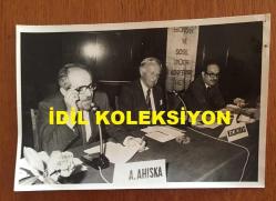 TÜRKİYE'DE İLAÇ SANAYİSİNİN KURUCULARINDAN MEHMET NEJAT FERİT ECZACIBAŞI'NIN ORİJİNAL 2'Lİ FOTOĞRAF SETİ - 18 x 12 cm EBADINDA - NEJAT ECZACIBAŞI, EKONOMİK ve SOSYAL ETÜDLER KONFERANS HEYETİNİN SHERATON OTELİ'NDE DÜZENLEDİĞİ TOPLANTIDA DR. ÖZTİN AKGÜÇ ve AYDIN AHISKA İLE AYNI KAREDE YER ALDIĞI ANLARDA ÇEKİLMİŞ 2 FARKLI FOTOĞRAF-İstanbul Büyükşehir Belediye Başkanı Bedrettin Dalan,Maliye Bakanı Vural Arıkan toplantıyı dinleyenler arasında.