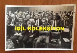 TÜRKİYE'DE İLAÇ SANAYİSİNİN KURUCULARINDAN MEHMET NEJAT FERİT ECZACIBAŞI'NIN ORİJİNAL 2'Lİ FOTOĞRAF SETİ - 18 x 12 cm EBADINDA - NEJAT ECZACIBAŞI, EKONOMİK ve SOSYAL ETÜDLER KONFERANS HEYETİNİN SHERATON OTELİ'NDE DÜZENLEDİĞİ TOPLANTIDA DR. ÖZTİN AKGÜÇ ve AYDIN AHISKA İLE AYNI KAREDE YER ALDIĞI ANLARDA ÇEKİLMİŞ 2 FARKLI FOTOĞRAF-İstanbul Büyükşehir Belediye Başkanı Bedrettin Dalan,Maliye Bakanı Vural Arıkan toplantıyı dinleyenler arasında.