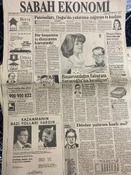 SABAH EKONOMİ GAZETESİ DOĞUM GÜNÜ HEDİYESİ - 23 EYLÜL 1992 -Adil Korkut-Ercan İnan-Osman Ulagay-Ali Rıza Kardüz-Meral Tamer-Şelale Kadak  Patronları Doğu’da yatırıma çağıran iş kadını-Bir boşanma iş dünyasını karıştırdı-Başarısızlığın faturası Saracoğlu’na kesiliyor-Dövize yatırım karlı mı-Cumartesi’yi kullanmayan ajanslara hesap sorun-Erez ile Eczacıbaşı şimdi de Konsey için karşı karşıya-Örnek ülkeler Fransa ve Lüksemburg-Madenciler Demirel’e çıkıp Baba bizi gör diyecekler-Mobilyacı Derneği etkin çalışıyor-İkinci el piyasasında durum-Otomobilde ikinci aldı başını gidiyor  Karikatür isimleri ve çizerleri: Boşanma karikatürü-Saracoğlu başarısızlık karikatürü-Baharat fiyatları karikatürü-Mobilyacı derneği karikatürü-İkinci el otomobil karikatürü
