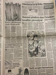 SABAH EKONOMİ GAZETESİ DOĞUM GÜNÜ HEDİYESİ - 11 TEMMUZ 1992 -Pınar Çiçek-Ercan İnan-Can Kıraç-Osman Ulagay-Sümer Oral-Antonio Merloni-Adil Korkut-Meral Tamer-Betül Demirtaş  Ölen işadamının ailesine 2.5 milyar tazminat-MAN’ın hali içler acısı-Galatasaray adasına kumarhane projesi-Denizbank’a Koç’tan başka 2 talip daha-İstemeye istemeye vergi kaçırıyoruz-Hükümet memura sözünü tutmuş-Rus ruleti-Konut taksitlerinize yüzde 30 zam geldi-Özbekistan’ın işi kolay-Batının gözdesi olan Özbekler kendine güveniyor-Tarih zengini Semerkand-Ufukta erken seçim mi var-Öfkeyle kalkan zararla oturur-Kimin parasıyla kime teşekkür ediyorsunuz-Osmanbey’de bir garip han davası-Gemi sırtına balık unu fabrikası kuruldu-2 kola devi meyve suyu ve gazoz karşısında geriliyor-DPT’de kimler kimler çalışmış  Karikatür isimleri ve çizerleri: MAN fabrikası karikatürü-Galatasaray adası kumarhane karikatürü-Kirlik şampiyonları karikatürü-Özbekler karikatürü-Öfkeyle kalkan zararla oturur karikatürü-DPT çalışanları karikat