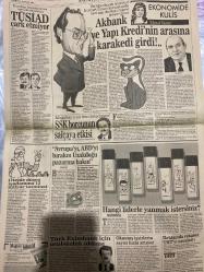 SABAH EKONOMİ GAZETESİ DOĞUM GÜNÜ HEDİYESİ  - 19 EYLÜL 1992-Yalım Erez-Bülent Eczacıbaşı-Ali Rıza Kardüz-Osman Ulagay-Yücel Gülgöz-Meral Tamer-Betül Demirtaş-Cenk ÖZ-Alhan Kahvecioğlu  TÜSİAD Yalım Erez’i ihraç edecek mi-Devlet milletini göz göre göre kazıklıyor-Çiller petrol zammını savundu-Dünya ekonomisinde kriz sinyalleri-İngiltere zor günler yaşıyor-Avrupa’nın kaderi yarın belli oluyor-Fransızlara yalvardılar-TÜSİAD çark etmiyor-Akbank ve Yapı Kredi’nin arasına karakedi girdi-Moğultay’a bir kez daha bravo-Avrupa’yı ABD’yi bırakın Uzakdoğu pazarına bakın-Hangi liderle yanmak istersiniz-Türk Eximbank için usulsüzlük iddiası-Okumuş işsizlerin sayısı hızla artıyor-Reklamda rekabet TRT’yi ucuzlattı  Karikatür isimleri ve çizerleri: 9.5 trilyon hesabı karikatürü-Sterlin krizleri karikatürü-Maastricht referandumu karikatürü-Mitterrand karikatürü-Akbank YKB karikatürü-Karakedi karikatürü-Hangi liderle yanmak istersiniz çakmak karikatürleri