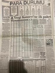 SABAH EKONOMİ GAZETESİ DOĞUM GÜNÜ HEDİYESİ  - 19 EYLÜL 1992-Yalım Erez-Bülent Eczacıbaşı-Ali Rıza Kardüz-Osman Ulagay-Yücel Gülgöz-Meral Tamer-Betül Demirtaş-Cenk ÖZ-Alhan Kahvecioğlu  TÜSİAD Yalım Erez’i ihraç edecek mi-Devlet milletini göz göre göre kazıklıyor-Çiller petrol zammını savundu-Dünya ekonomisinde kriz sinyalleri-İngiltere zor günler yaşıyor-Avrupa’nın kaderi yarın belli oluyor-Fransızlara yalvardılar-TÜSİAD çark etmiyor-Akbank ve Yapı Kredi’nin arasına karakedi girdi-Moğultay’a bir kez daha bravo-Avrupa’yı ABD’yi bırakın Uzakdoğu pazarına bakın-Hangi liderle yanmak istersiniz-Türk Eximbank için usulsüzlük iddiası-Okumuş işsizlerin sayısı hızla artıyor-Reklamda rekabet TRT’yi ucuzlattı  Karikatür isimleri ve çizerleri: 9.5 trilyon hesabı karikatürü-Sterlin krizleri karikatürü-Maastricht referandumu karikatürü-Mitterrand karikatürü-Akbank YKB karikatürü-Karakedi karikatürü-Hangi liderle yanmak istersiniz çakmak karikatürleri