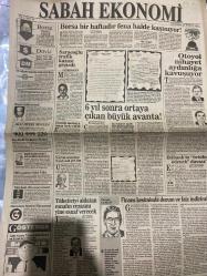 SABAH EKONOMİ GAZETESİ DOĞUM GÜNÜ HEDİYESİ  - 29 TEMMUZ 1992-Süleyman Demirel-Ruşdü Saracoğlu-Osman Ulagay-Bayram Başaran-Oya Berberoğlu-Ali Rıza Kardüz-Sadullah Usumi-Meral Tamer-Pınar Çiçek-Atilla Özsever  Borsa bir haftadır fena halde kaşınıyor-Saracoğlu trafik kazası geçirdi-6 yıl sonra ortaya çıkan büyük avanta-Otoyol nihayet aydınlığa kavuşuyor-Emekli memura maaş farkı var-Tüketiciyi aldatan esnafın cezasını yine esnaf verecek-Finans kesiminde durum ve faiz indirimi-Para programı altı ayda rezil oldu-Kampanyaya katılan bayi arayacaksınız-Yıkama talimatına uyduğu halde-Az bilinen markanın servisine ulaşmak-Sorun montajda mı ücrette mi  Karikatür isimleri ve çizerleri: Göstergeler karikatürü-Para programı karikatürü-Ütü servisi karikatürü