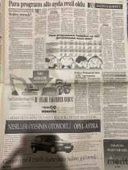 SABAH EKONOMİ GAZETESİ DOĞUM GÜNÜ HEDİYESİ  - 29 TEMMUZ 1992-Süleyman Demirel-Ruşdü Saracoğlu-Osman Ulagay-Bayram Başaran-Oya Berberoğlu-Ali Rıza Kardüz-Sadullah Usumi-Meral Tamer-Pınar Çiçek-Atilla Özsever  Borsa bir haftadır fena halde kaşınıyor-Saracoğlu trafik kazası geçirdi-6 yıl sonra ortaya çıkan büyük avanta-Otoyol nihayet aydınlığa kavuşuyor-Emekli memura maaş farkı var-Tüketiciyi aldatan esnafın cezasını yine esnaf verecek-Finans kesiminde durum ve faiz indirimi-Para programı altı ayda rezil oldu-Kampanyaya katılan bayi arayacaksınız-Yıkama talimatına uyduğu halde-Az bilinen markanın servisine ulaşmak-Sorun montajda mı ücrette mi  Karikatür isimleri ve çizerleri: Göstergeler karikatürü-Para programı karikatürü-Ütü servisi karikatürü