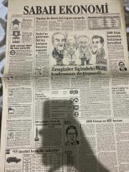 SABAH EKONOMİ GAZETESİ DOĞUM GÜNÜ HEDİYESİ  - 26 AĞUSTOS 1992-Ahmet Özgüneş-Moğultay-Osman Ulagay-Cavit Çağlar-Salat-Sakıp Sabancı-Vehbi Koç-Nejat Eczacıbaşı-Memduh Hacıoğlu-Bankayla döviz işi yapan zararda-Salat’ın patronu: İki leş kargası başıma üşüştü-Zenginler ligindeki kadromuz değişmedi-200 bin konuta bitirme kredisi-Bankacılar Çiller’i alkışlıyor-Borsa 4 puanlık çıkışa şükretti-Mark’ın büyük kumarı-Seul Borsası’na devlet müdahalesi-Astarsız ayakkabı ayakları boyuyor-Fırında koruyucu vana-Migros malına sahip çıkıyor-Çanakkale Çimento’ya Fransızlar talip-Dışarıda 3.5 trilyon liralık yatırım yaptık-Aylık bağlama oranı üç kez değiştirildi