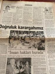 SABAH GAZETESİ DOĞUM GÜNÜ HEDİYESİ - 17 AĞUSTOS 1998 -TAM TAKIM 34 SAYFADIR -Zeynep Gürüş - Zülfü Livaneli - Cem Karaca - Süleyman Demirel - Kutlu Aktaş - Hillary Clinton - Bill Clinton - Yasemin Yıldırım - Sergio - Högh - Metin - Yıldırım - Hikmet Karaman - Recep Şeker - Joachim Löw - Moldovan - İskender Günen - Milne - Mehmet - Vuğrinec - Murat - Buharin - Çetiner - Ogün - Hakan - Hagi - Arif - Hasan Şaş - Biyediç - Gökmen Özdemak - Fatih Terim - Clinton - Hillary - Bin Laden - Selahattin Duman - Çiller - Sezgin - Zeynep Gürüş Sadece Diplomat - 60 yerinden bıçaklandı - Polis eşlerinin dramı Eşimiz mesleği değildi - Unutulan işsizlik bomba gibi - Kanlıca Savcısı’nın kızı boğuldu - Banka önünde bomba patladı - Aşk orada başladı - Astroloji - Son Osmanlı Kurtuluş Savaşı Destanı - Yıkılmadım ayaktayım - Sergio’ya şut Högh’e ihtar - Metin “Zidane” rolü oynayacak - Yıldırım umut aşıladı - Kartal’da futbolculardan yöneticilere PRİM resti - Kubi haber bekliyor - İşte Trabzonspor bu - Milne: