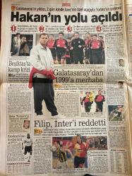 SABAH GAZETESİ DOĞUM GÜNÜ HEDİYESİ - 3 OCAK 1999 -TAM TAKIM 38 SAYFADIR -Sadettin Tantan - Rauf Tamer - Murat Uğur - Dicle - Demirel - Ecevit - Samil Tayyar - Joachim Löw - Baliç - Sinem - Hakan Şükür - Gordon Milne - Tugay - Seba - Toshack - Amokachi - Filipescu - Kenan Doğulu - Tarkan - Seran Serengil - Cindoruk - Yalım Erez - Bayram Ali Baypakal - Bayraktar Bayraklı - Prof. Dr. Bayraktar Bayraklı - Prof. Dr. Hikmet Atan - Doç. Dr. Zeki Arslantürk - Ortak aday Tantan - Yokluktan gelemedim - Devrimler de yaşlanır - Cindoruk’tan Erez’e açık çek - Bürokratlar masa topluyor - Transseksüelin kabadayı kocası - İlaç niyetine büyük ikramiye - Löw fire istemiyor - Baliç’in favorisi de plasesi de Kanarya - Altay tehlike sever - Herkes Hakan’ın peşinde - Gurbetçi Tansel nihayet Trabzon’da - Hakan’ın yolu açıldı - Galatasaray’dan 1999’a merhaba - Filip Inter’i reddetti - Gözlemcilere Terim’den taş - Amokachi’nin kredisi bitti - Ben şu an okuma şansımı kullanıyorum - Hem eğlendiler hem dinlendile