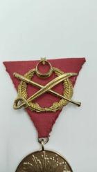 İSTİKLAL HARBİ MADALYASI(1). KIRMIZI ÜZERİ PİRİNÇ KILIÇ-AYYILDIZ VE DÜRBÜN KURDELALI  ÜST DÜZEY  1 e 1 REPLİKASIDIR 351