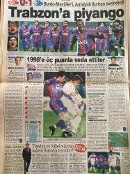 SABAH GAZETESİ DOĞUM GÜNÜ HEDİYESİ - 20 ARALIK 1998 - TAM TAKIM 42 SAYFADIR -Bill Clinton - Hillary Clinton - Rauf Tamer - Ecevit - Erman Toroğlu - İskender Günen - Milne - Murat - Ayhan - Fatih Terim - Toschack - Murat Seferberlioğlu - Altan Tanrıkulu - Lena Olin - Gabriel Byrne - Claire Danes - Ömer Vargı - Cem Yılmaz - Mazhar Alanson - Tuncel Kurtiz - Ceyda Düvenci - Mustafa Uzunyılmaz - Selim Naşit Özcan - Jamie Lee Curtis - Salih Memecan - Orası Amerika - Trende dehşet - Ve Ecevit iade ediyor - Futbolda perde iniyor - Trabzon’a piyango - 1998’e üç puanla veda ettiler - Fener’de deprem paniği - Cim-Bom’a çifte uyarı - Kartal’da Ayhan’a 15 milyar ceza var - Bu nasıl aşk - Herşey çok güzel olacak - Korku Bayramı - Carmina Burana - Popcorn - Gösteri Cem Yılmaz - Aşk Memuru -Nükhet - Emel Sayın - Sibel Can - Bayram Ali - Arzu - Özdemir - Ahmet Fidan - Güngör Mengi - Başarının sırrı - Ankaralılar’ı büyüledi - Şiir kaseti hazırlanıyor - Yılbaşı heyecanı başladı - Arzu ekranı sevdi -