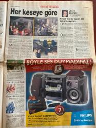 SABAH GAZETESİ DOĞUM GÜNÜ HEDİYESİ - 20 ARALIK 1998 - TAM TAKIM 42 SAYFADIR -Bill Clinton - Hillary Clinton - Rauf Tamer - Ecevit - Erman Toroğlu - İskender Günen - Milne - Murat - Ayhan - Fatih Terim - Toschack - Murat Seferberlioğlu - Altan Tanrıkulu - Lena Olin - Gabriel Byrne - Claire Danes - Ömer Vargı - Cem Yılmaz - Mazhar Alanson - Tuncel Kurtiz - Ceyda Düvenci - Mustafa Uzunyılmaz - Selim Naşit Özcan - Jamie Lee Curtis - Salih Memecan - Orası Amerika - Trende dehşet - Ve Ecevit iade ediyor - Futbolda perde iniyor - Trabzon’a piyango - 1998’e üç puanla veda ettiler - Fener’de deprem paniği - Cim-Bom’a çifte uyarı - Kartal’da Ayhan’a 15 milyar ceza var - Bu nasıl aşk - Herşey çok güzel olacak - Korku Bayramı - Carmina Burana - Popcorn - Gösteri Cem Yılmaz - Aşk Memuru -Nükhet - Emel Sayın - Sibel Can - Bayram Ali - Arzu - Özdemir - Ahmet Fidan - Güngör Mengi - Başarının sırrı - Ankaralılar’ı büyüledi - Şiir kaseti hazırlanıyor - Yılbaşı heyecanı başladı - Arzu ekranı sevdi -