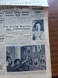 Cumhuriyet Gazetesi - 13 Aralık 1957 - Türkiye dün birleşmiş milletleri ikaz etti - meclise ait iç tüzük  tasarısı görüşülüyor - Fatin Rüştü Zorlu Paris'e gitti - Kıbrıs'ta Türk köylerinde müdafaa hazırlığı başladı - Van Özalp'te 33 vatandaşın kurşunlanması hadisesi tahkikatı - İstanbul şehir tiyatrosunda Altan Karındaş Muzaffer Arslan Ve Haluk Sarıcı istifa etti fotoğraf - kültür sergisi fotoğraf - İstanbul rumları Atina'yı yalanlıyor - okullarda bir ayda 12 bin grip vakası - İstanbul Barosu genel kongresi sona eriyor - Mevlana pulları çıkıyor - Nabi Up isviçre'ye basın ateşesi oluyor - Kerkük Türklerinin bizden istedikleri - portakal fiyatında hakikatler yazan Burhan Felek - Cımbız Neriman Opereti Maksim tiyatrosunda - İstanbul Ankara Radyosu Programı - İstanbul belediyesi şehir tiyatroları dram kısmında Suların altındaki yol - Fenerbahçe Vestras'ı ancak 2 1 yenebildi fotoğraf - Ordu takımının antrenörü Sahir Gürkan - Fenerbahçe Galatasaray Beşiktaş dostluk paktı uzayacak